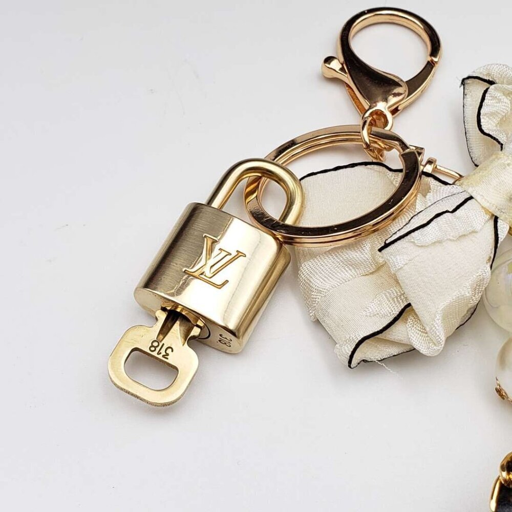 Louis Vuitton Authentic Gold Lock 🔒 Unbranded Flower Keychain Charm for Bags - Picture 4 of 14